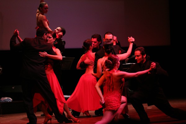Grupo de tango internacional se apresenta no Teatro Fernando Torres