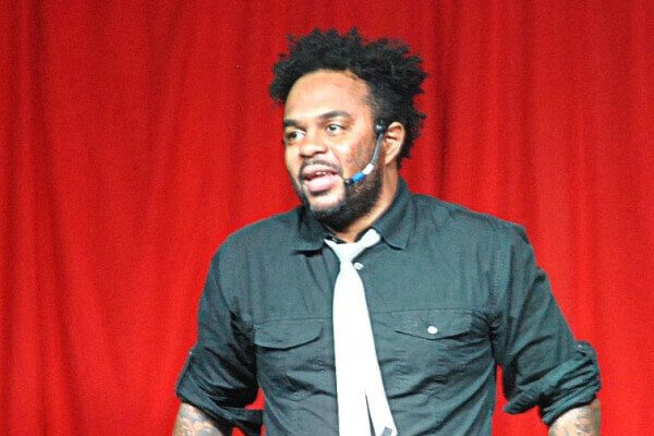 Mateus Marrom realiza show de humor no Palco Itaquera