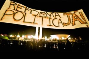 Manifestantes pedindo reforma política