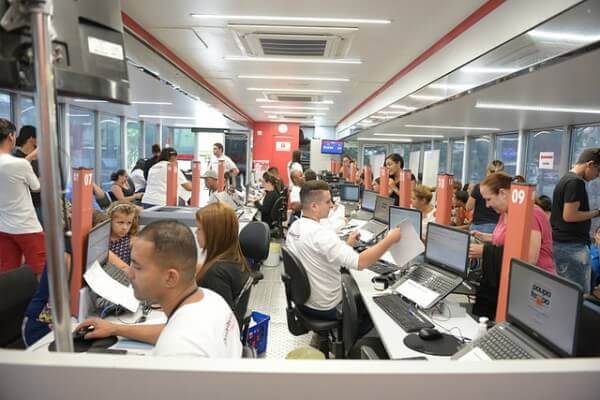 Poupatempo móvel realiza atendimentos na Ponte Rasa
