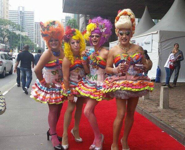 O Esquadrão das Drags realiza campanha de prevenção à Aids no Sesc Itaquera