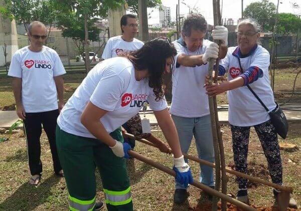 Praça Dante Maron recebe ação de zeladoria do Programa Faça Seu Bairro Lindo