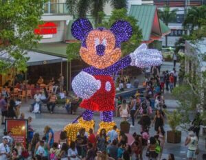Decoração de Natal do Mooca Plaza Shopping encanta o público com inédito Mickey iluminado de 7 metros de altura