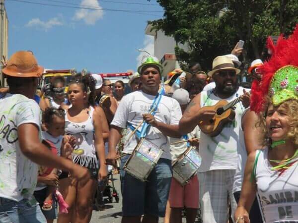 Blocos carnavalescos desfilam pelas ruas de Ermelino Matarazzo