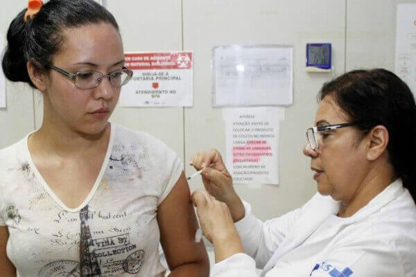 Em quatro dias, capital vacina 471 mil pessoas contra febre amarela