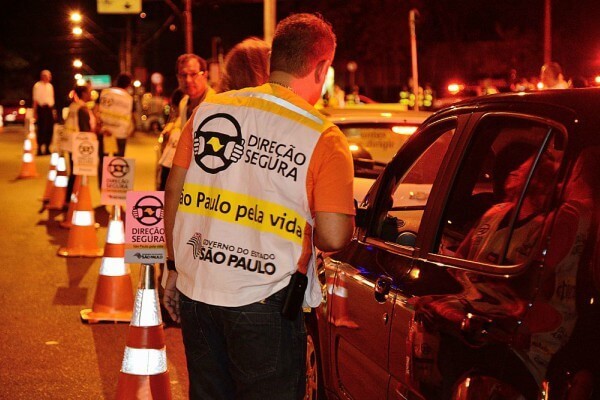 Programa Direção Segura autua 30 motoristas na zona leste
