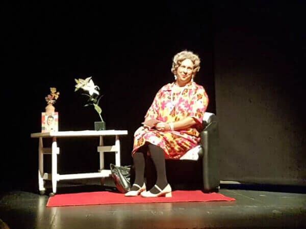 Guilherme Uzeda apresenta espetáculo em teatro no Tatuapé