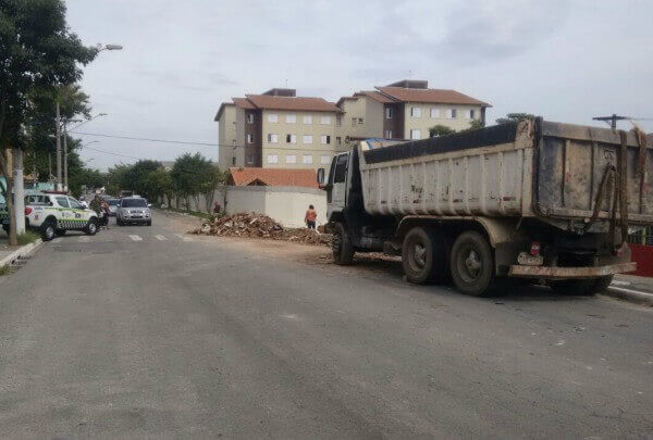Caminhões são apreendidos na Penha por descarte irregular