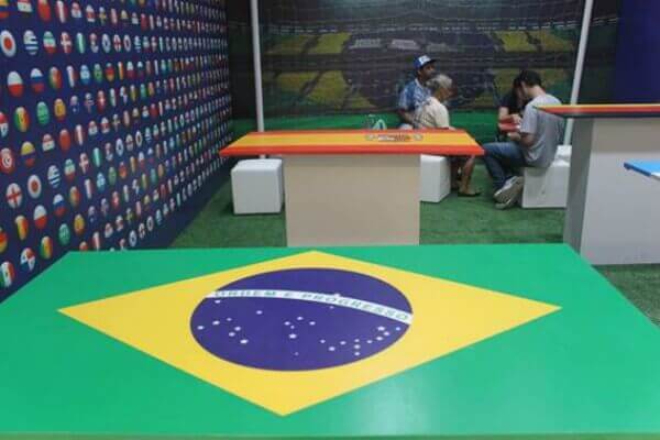 Ponto de troca de figurinhas da Copa é inaugurado em Itaquera