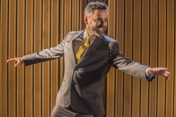 Ale Ragazzi apresenta show