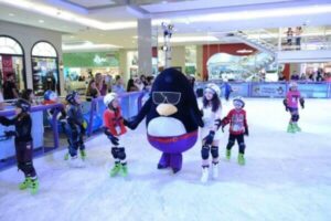 Pista de Patinação anima férias em shopping na Zona Leste