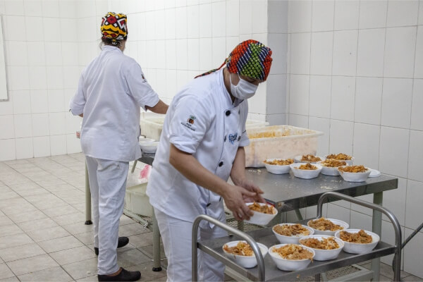 Imigrantes e refugiados preparam marmitas para doação - SPJ
