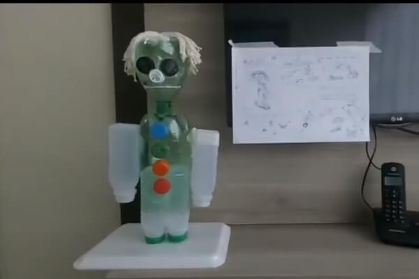 Alunos criam robôs com sucata em aula de tecnologia - SPJ
