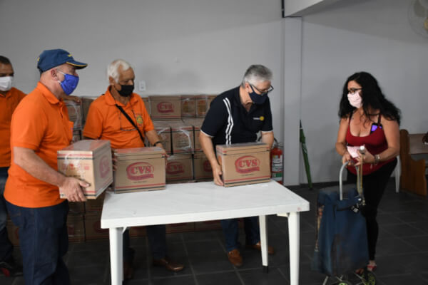 Centro médico doa cestas básicas para famílias carentes da ZL - SPJ